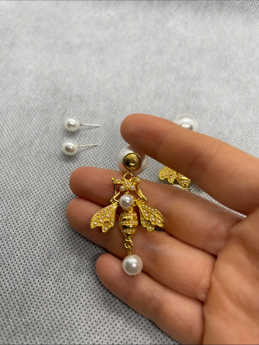 Fashion bee earrings